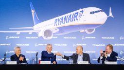 Michael OLeary, CEO de Ryanair Holding estrecha su mano con Dave Calhoun, CEO de Boeing.