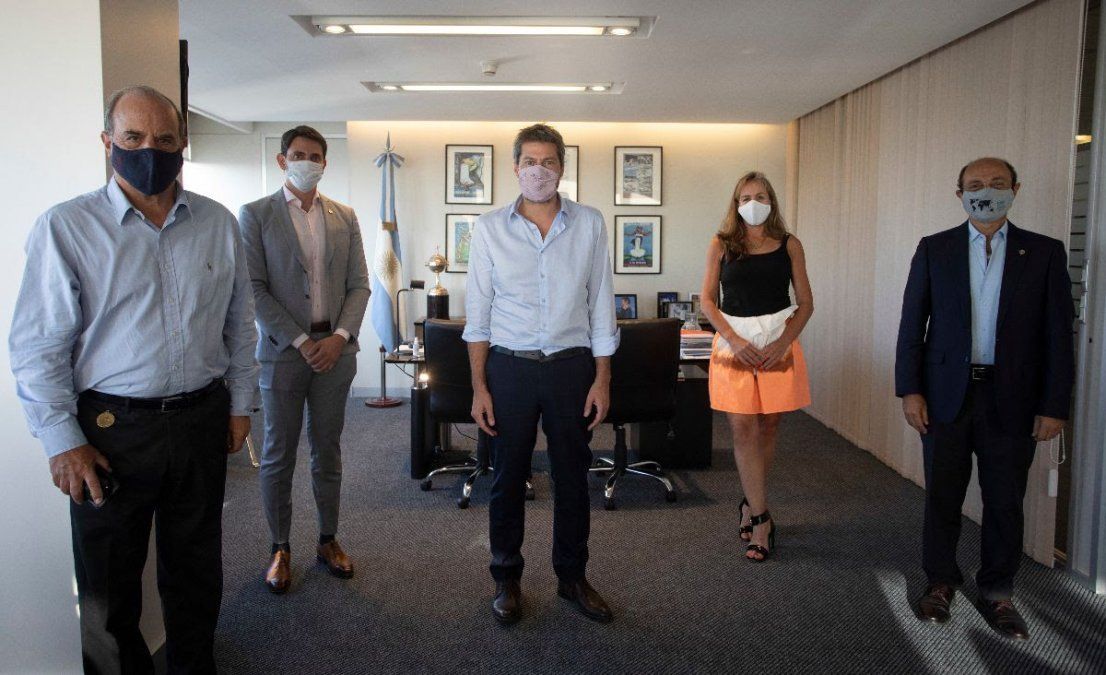 Referentes de AHT y CAT junto a Matías Lammens.