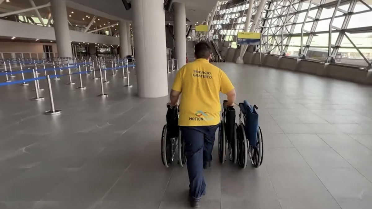 Exdirigente de la U y vicepresidente de la ANFP anunció que demandará al Aeropuerto de Santiago y a Latam Airlines por accidentarse en una silla de ruedas - Ladevi Medios y Soluciones Exdirigente de la U y vicepresidente de la ANFP anunció que demandará al Aeropuerto de Santiago y a Latam Airlines por accidentarse en una silla de ruedas