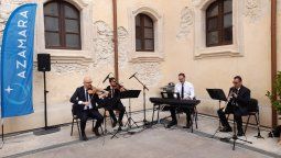 Azamara: en el primer AzAmazing Day Siracusa, en el Palacio San Zosimo un prestigioso conjunto instrumental tocó piezas que evocan la cultura italiana.