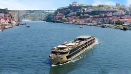 Enticing Douro de AmaWaterways se realiza a bordo del AmaDouro, un crucero para 102 pasajeros.