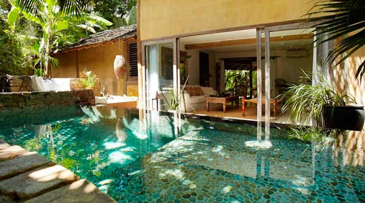 En el Uxua Casa Hotel & Resort una piscina de cuarzo invita al relax.