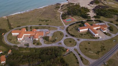 Turismo social: una empresa de Miramar se quedará con la concesión del complejo hotelero en Chapadmalal.