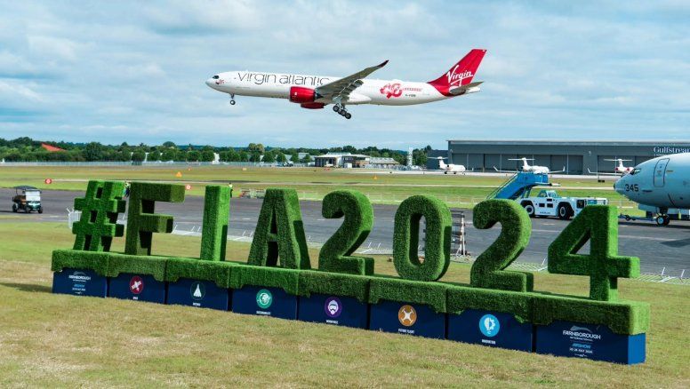 Uno de los Airbus A350 de Virgin Atlantic sobrevuela la feria aeronáutica de Farnborough.