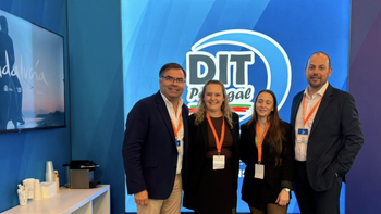 Lander Arriaga (derecha), director de DIT Gestión, junto a parte del equipo de la compañía en Portugal.