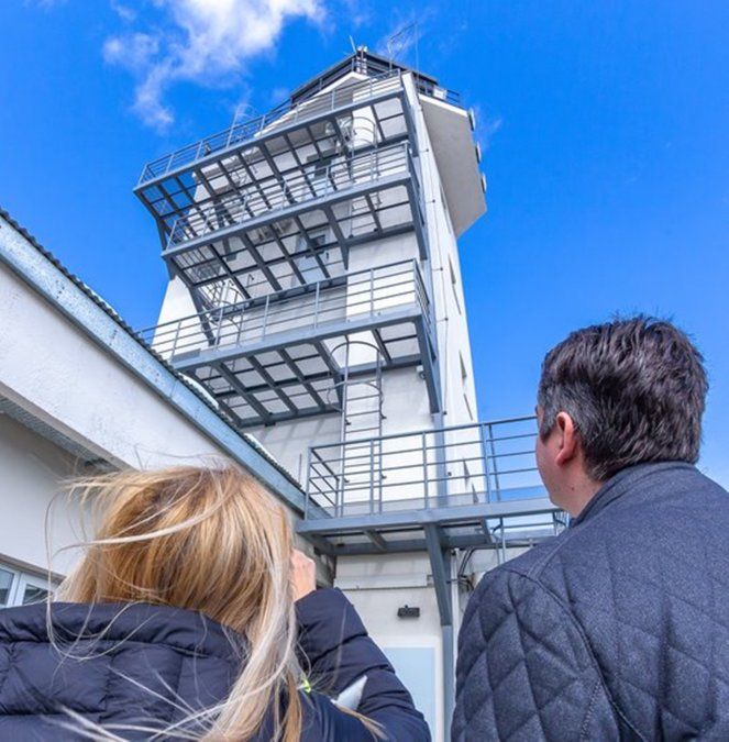 Claudia Logatto y Martín Pérez contempla la nueva torre del aeropuerto de Río Grande, remodelada por EANA.