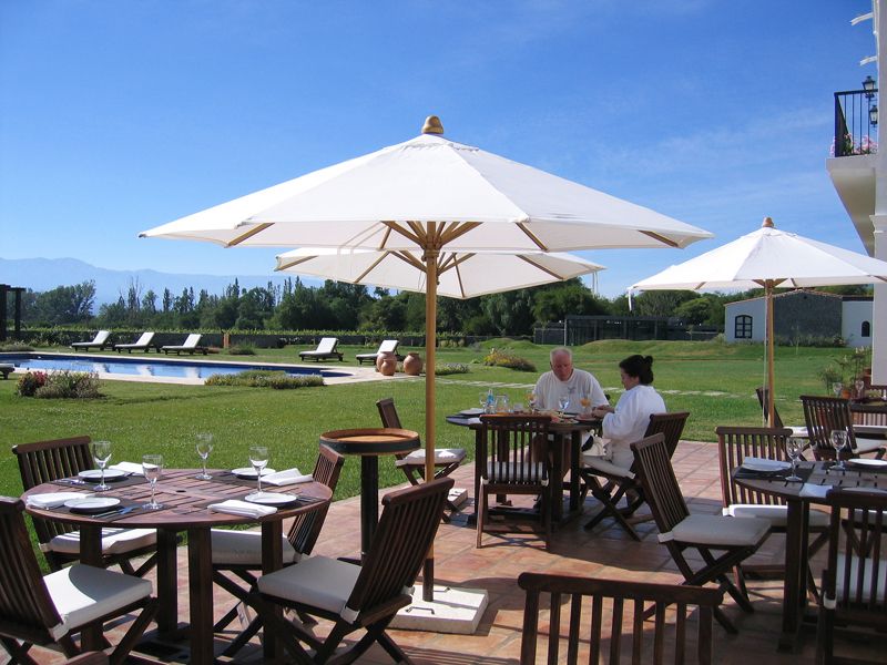 Patios de Cafayate posee 32 confortables habitaciones y suites con vistas al viñedo, las montañas y los jardines.