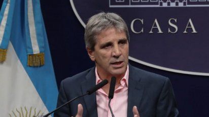 El ministro de Economía Luis Toto Caputo acumula poder y pone transporte aéreo bajo su tutela.