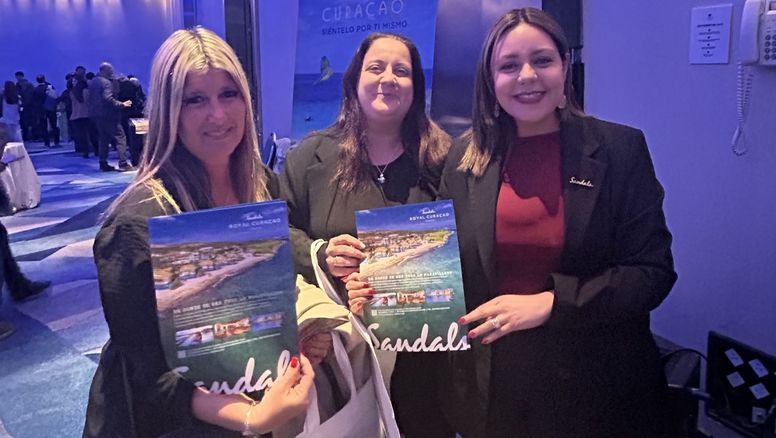Betzabeth Flores (derecha) durante la participación de Sandals Royal Curaçao en el road show del destino.   