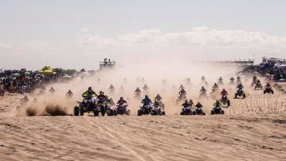 La largada más grande del mundo, cientos de cuatriciclos compiten por un lugar en el podio.