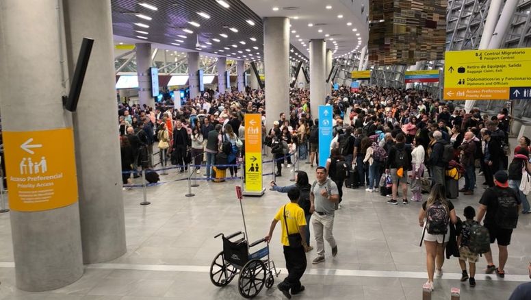 Mucho caos fue la tónica del Aeropuerto de Santiago este miércoles.&nbsp;