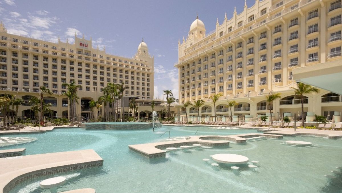 Vista de las piscinas del hotel.