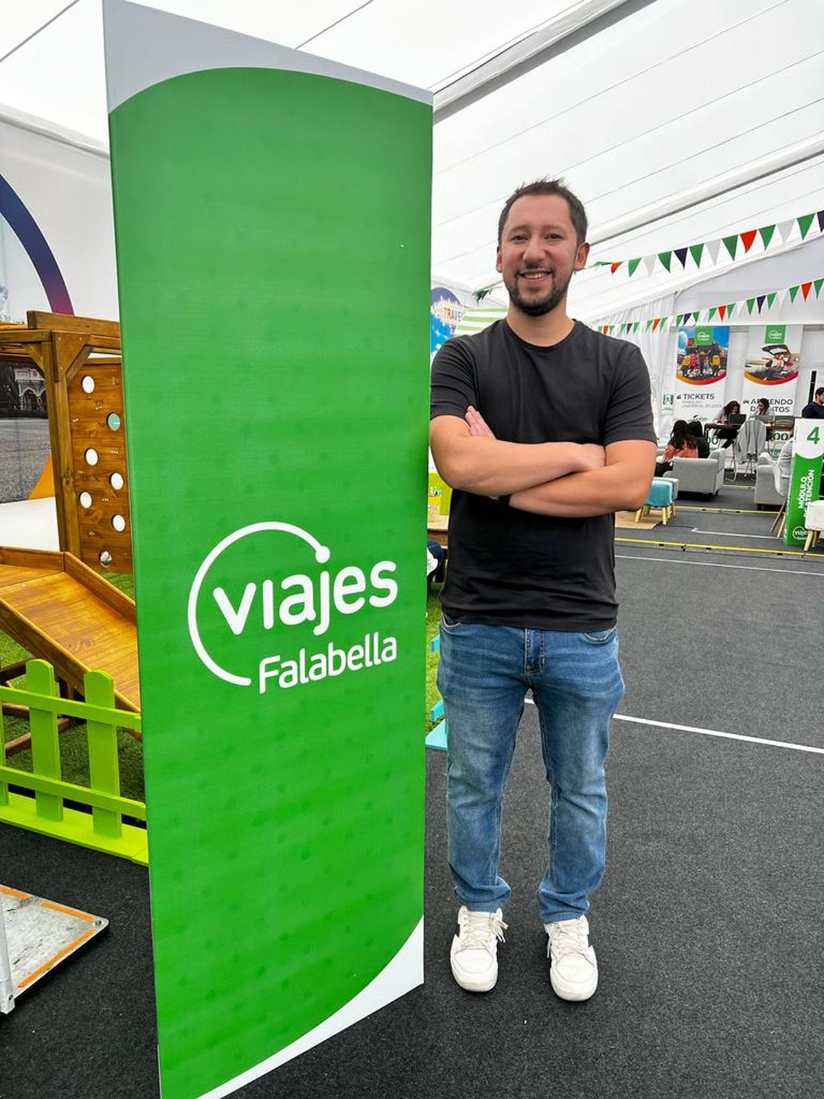 Vicente Reyes, trade marketing manager Viajes Falabella, invitó a la gente a acercarse a la carpa y cotizar las mejores alternativas para sus vacaciones.