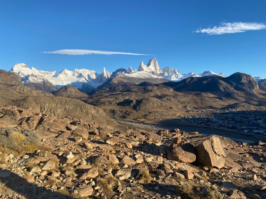 Al sudoeste de la provincia de Santa Cruz, a 90 km. de la mítica Ruta 40, luego de recorrer toda la extensión del Lago Viedma por un camino de asfalto, se arriba a El Chaltén, recorriendo la Estepa Patagónica en su plenitud hasta llegar a la Cordillera de Los Andes.
