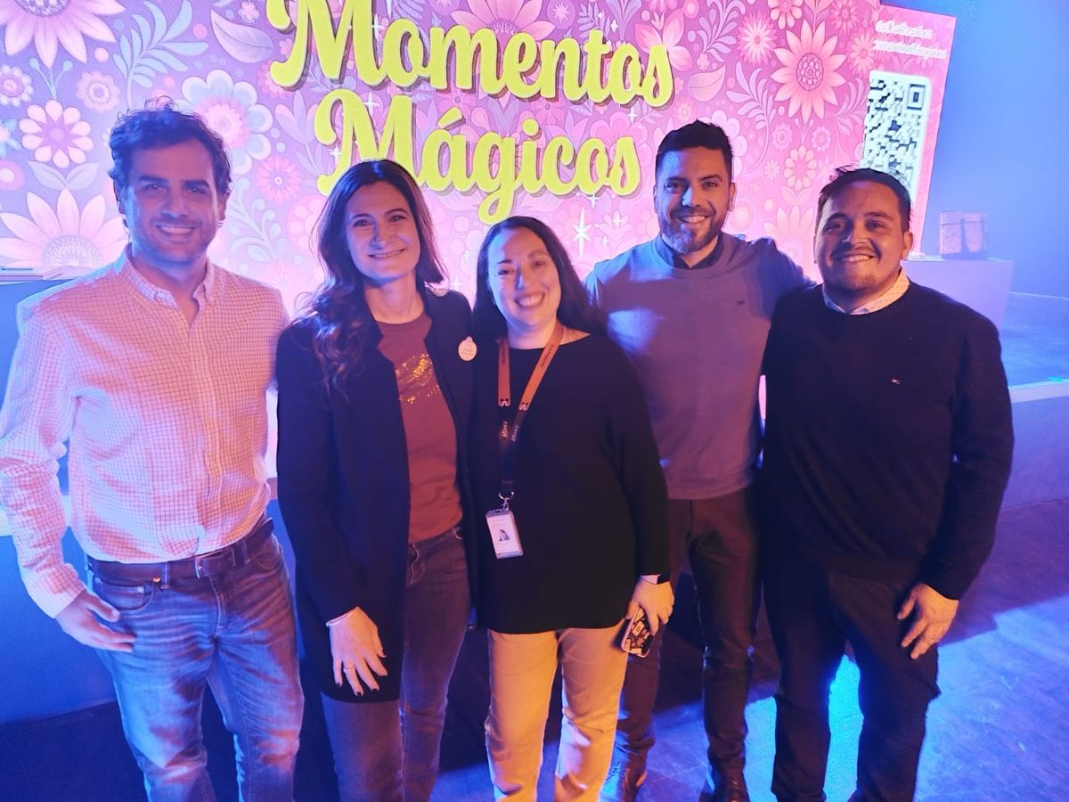 Julieta De Grazia junto al equipo de Tourmundial, operador selecto de Disney en Chile. 