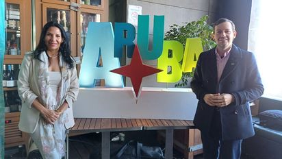 Jerusha Rasmijn, directora del Aruba Convention Bureau, y Jordan Schlipken, director de turismo de Aruba.&nbsp;
