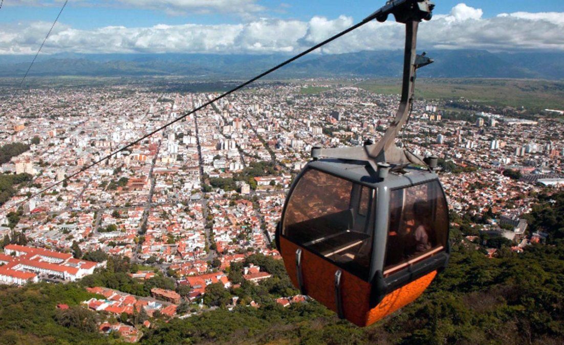 El teleférico que asciende por el Cerro San Bernardo, desde donde se obtiene una vista de la Ciudad de Salta.