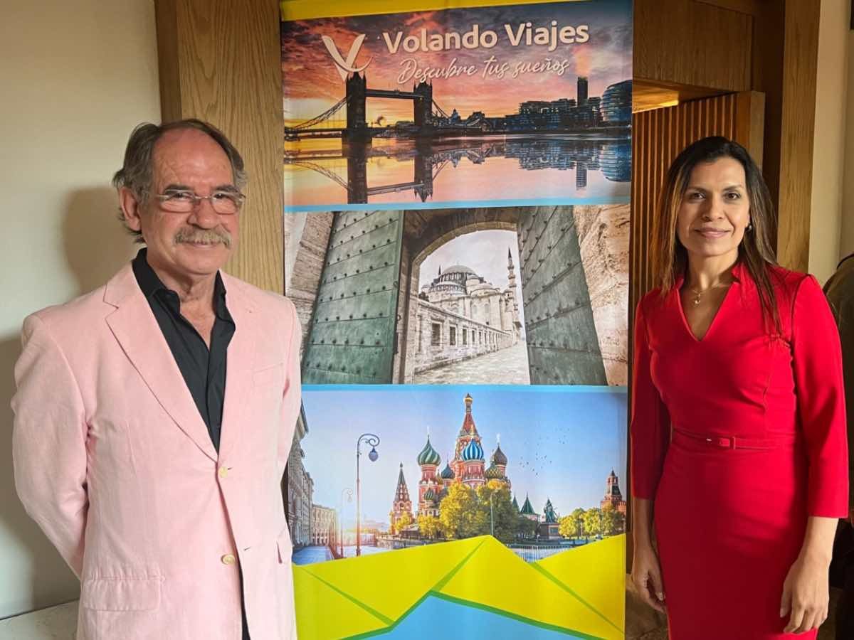 Volando Viajes ofrece garantías para agentes y pasajeros. Miguel De la Cruz, director de maseuropa; Guadalupe Sánchez, directora de Volando Viajes.