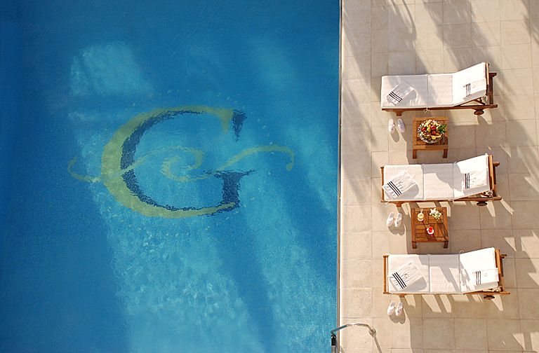 La gran piscina del hotel es ideal para complementar las actividades que propone el gimansio.