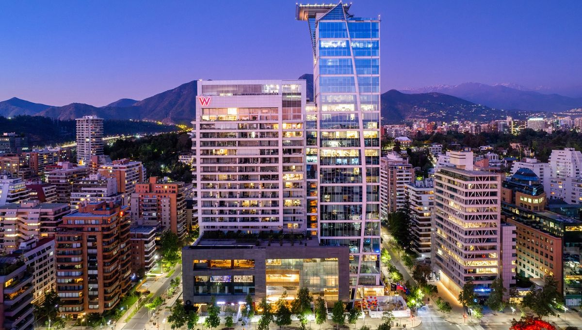 El W Hotel Santiago, Chile, una propiedad orientada a los viajes de lujo del portfolio de Marriott International.