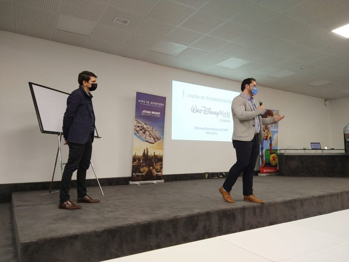 Santiago Pelaez, gerente general de Unión de Representaciones y Alejandro Flores, gerente general Senior para Disney Destinations en Colombia.