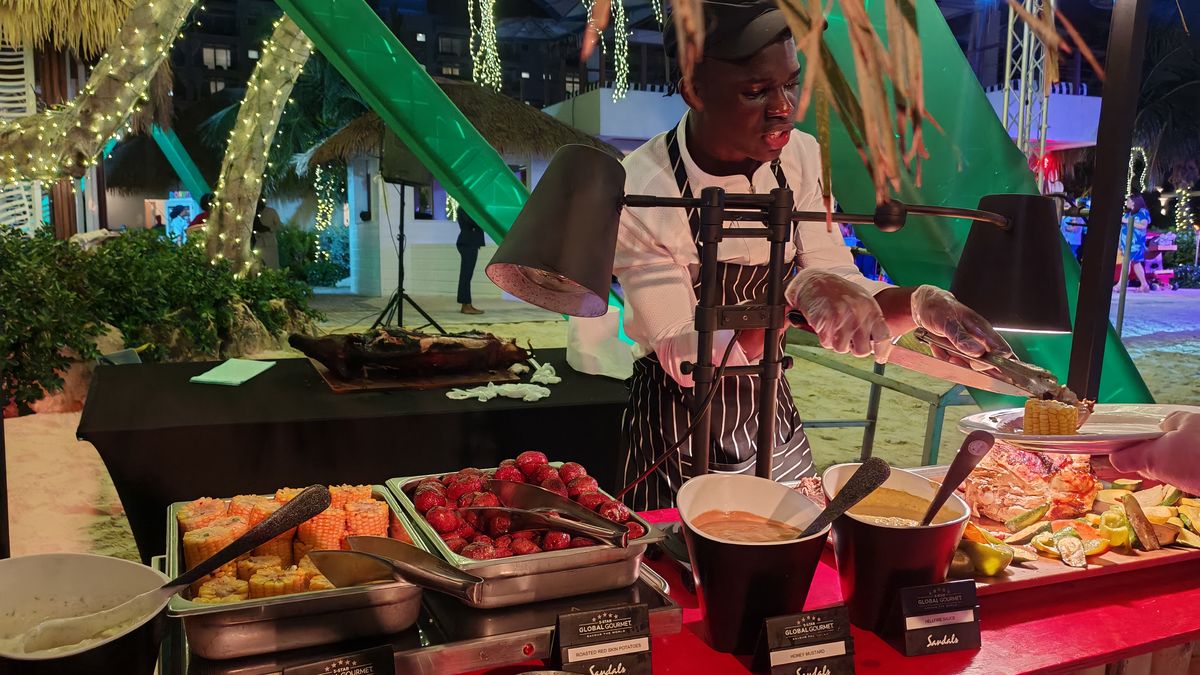 La fiesta de clausura cerró tres días de actividades de Sandals La fiesta de clausura cerró tres días de actividades de Sandals