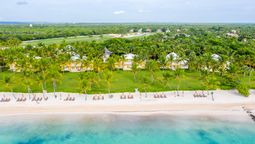 Miembro de The Leading Hotels of the World, y con cinco diamantes de la AAA, Puntacana Resort está conformado por 13 villas privadas compuestas por 30 habitaciones frente a la playa.
