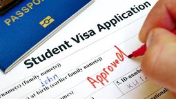 El gobierno de Donald Trump reactivó la emisión de visa para estudios, pero impone nuevas reglas de control digital.