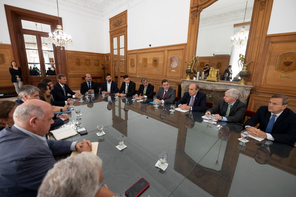 Yanina Martínez en la reunión con el equipo de trabajo del Ministerio del Interior en el Salón de los Escudos.