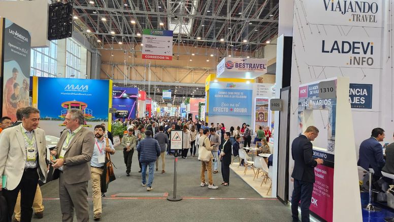 El stand de Ladevi en la Vitrina Turística Anato es el punto de reunión de los agentes de viajes y profesionales del turismo.