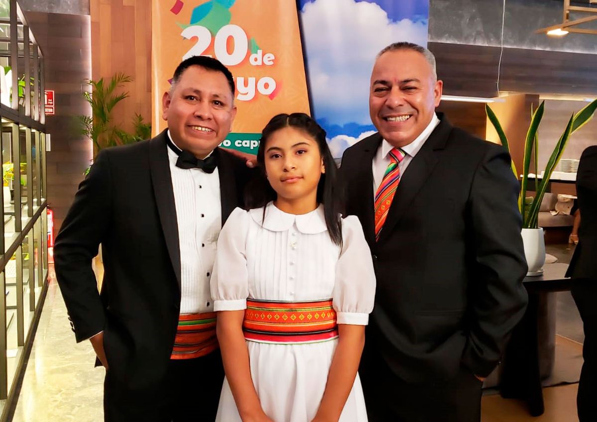 Tito Ilizarbe y Briana Saldaña junto a su director comercial Hugo Ríos.