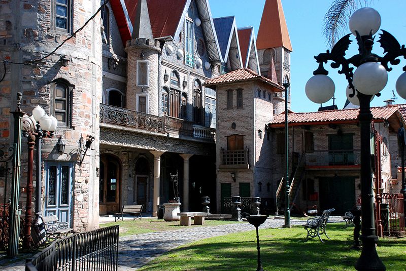 Ingresar a Campanópolis es sumergirse en un recorrido medieval.