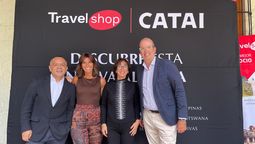 El equipo de CATAI, encabezado por Raúl Serrano, junto a Miguel Galicia, director general de Operadora Travel Shop.