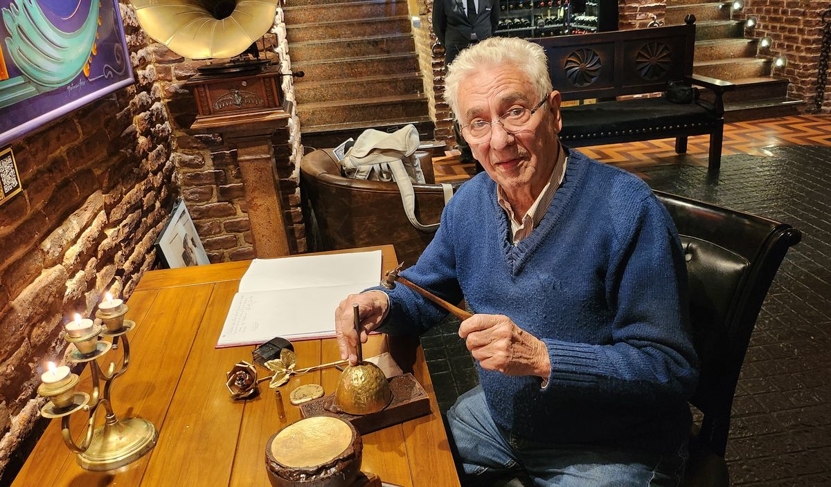 Juan Carlos Pallarols y el cáliz en Michelangelo Legend de Buenos Aires.