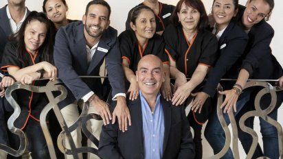 Equipo de Room Mate, junto a Kike Sarasola.