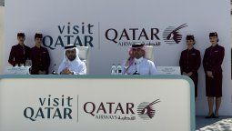 Los máximos responsables del ministerio de turismo de Qatar y Qatar Airways, durante la rueda de prensa conjunta en Doha el pasado 9 de febrero, para anunciar un nuevo acuerdo de promoción turística en el país.