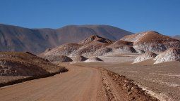 altText(El pueblito que cautiva con una pirámide natural y lagunas turquesa de origen volcánico)}