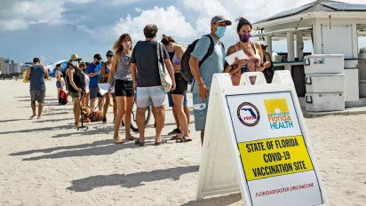 Empresarios se aferran al apogeo del turismo de vacunas .