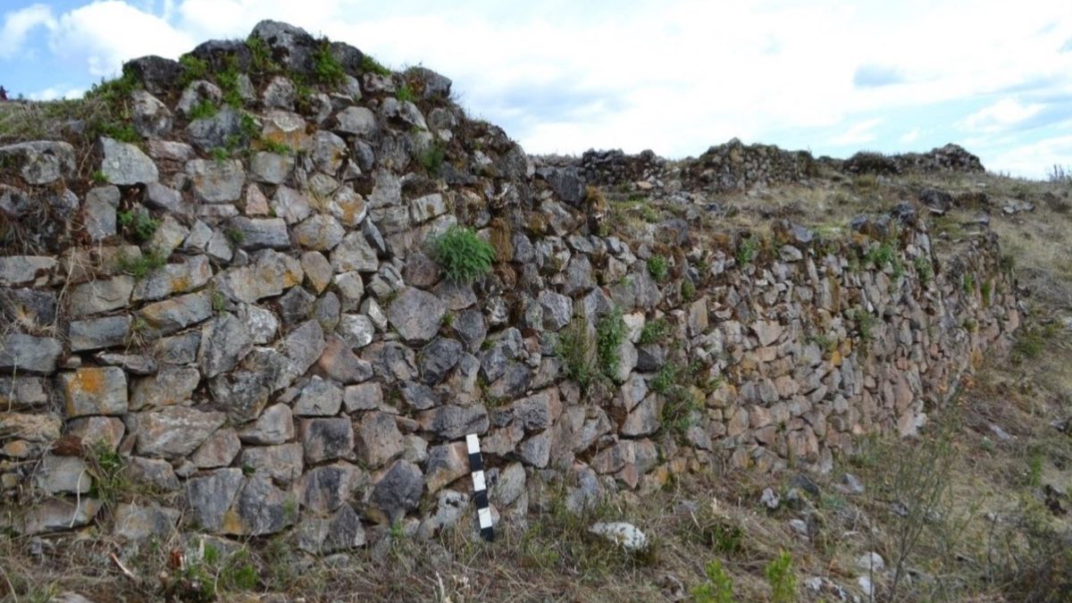 El complejo Llactaraccay está ubicado en el distrito de Rondocan, provincia de Acomayo, Cusco.