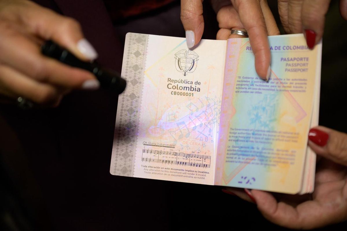 Colombia lanza su nuevo pasaporte con mayor seguridad y protección de datos.