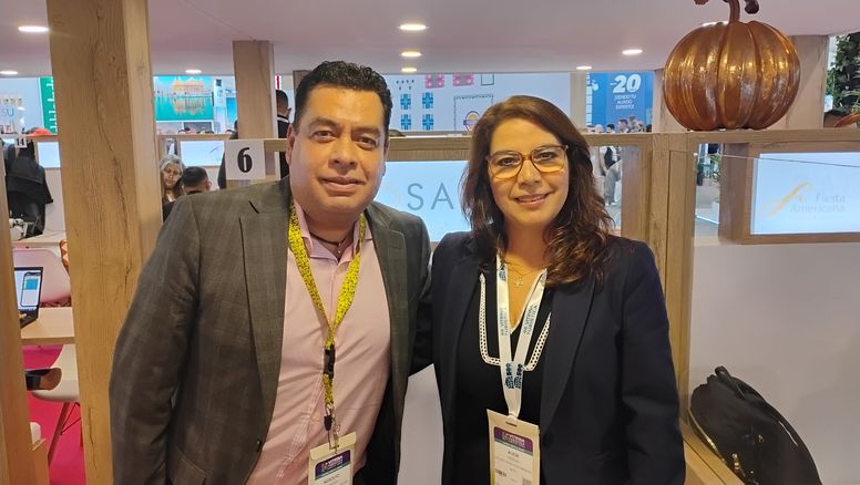 Rodolfo Espinoza, international sales manager de Grupo Posadas; y Alicia Padilla, gerenta de Ventas E-commerce de Grand Fiesta Americana Cosar Beach Cancún.