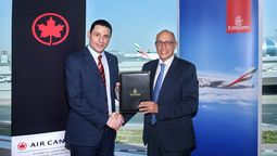 Nejib Ben Khedher, vicepresidente senior de la División Emirates Skywards, y Mark Youssef Nasr, vicepresidente senior de Producto, Marketing y Comercio Electrónico de Air Canada, sellaron el acuerdo.    
