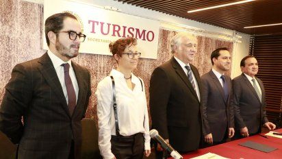 Presidentes de órganos empresariales junto a la secretaria de Turismo de Yucatán, el titular de Sectur y el gobernador de Yucatán, cuando se anunció el 45° Tianguis Turístico, el año pasado, previo a la pandemia.