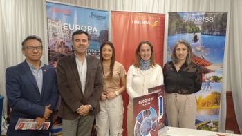 Equipo de Iberia, encabezado por Marina Colunga (2da der.), directora para Latinoamérica, y Edwin Rincón, gerente de Iberia en Ecuador (2do izq.). Los acompaña Cecilia Paredes, gerente general de la mayorista Universal de Viajes (3a izq.). 