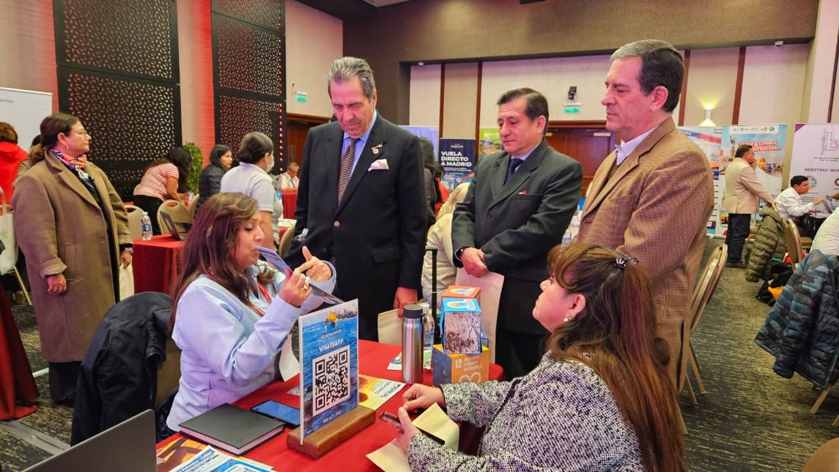 La delegaci&oacute;n estuvo visitando el stand de los expositores.