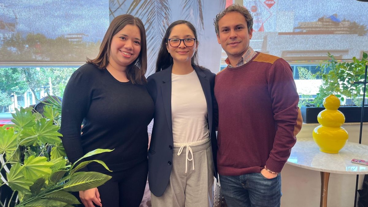 La representante de Aeroméxico Vacations junto a Alessandra Sánchez y Jorge Cabrera durante la capacitación sobre Salt Lake City, capital de Utah.&nbsp; &nbsp;