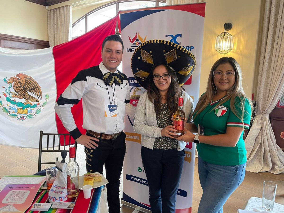 Sintia Santander, gerente general de Voyagency Tours & Travels, estuvo presente en el Workshop de Ladevi Cuenca. - Ladevi Medios y Soluciones Sintia Santander, gerente general de Voyagency Tours & Travels, estuvo presente en el Workshop de Ladevi Cuenca.