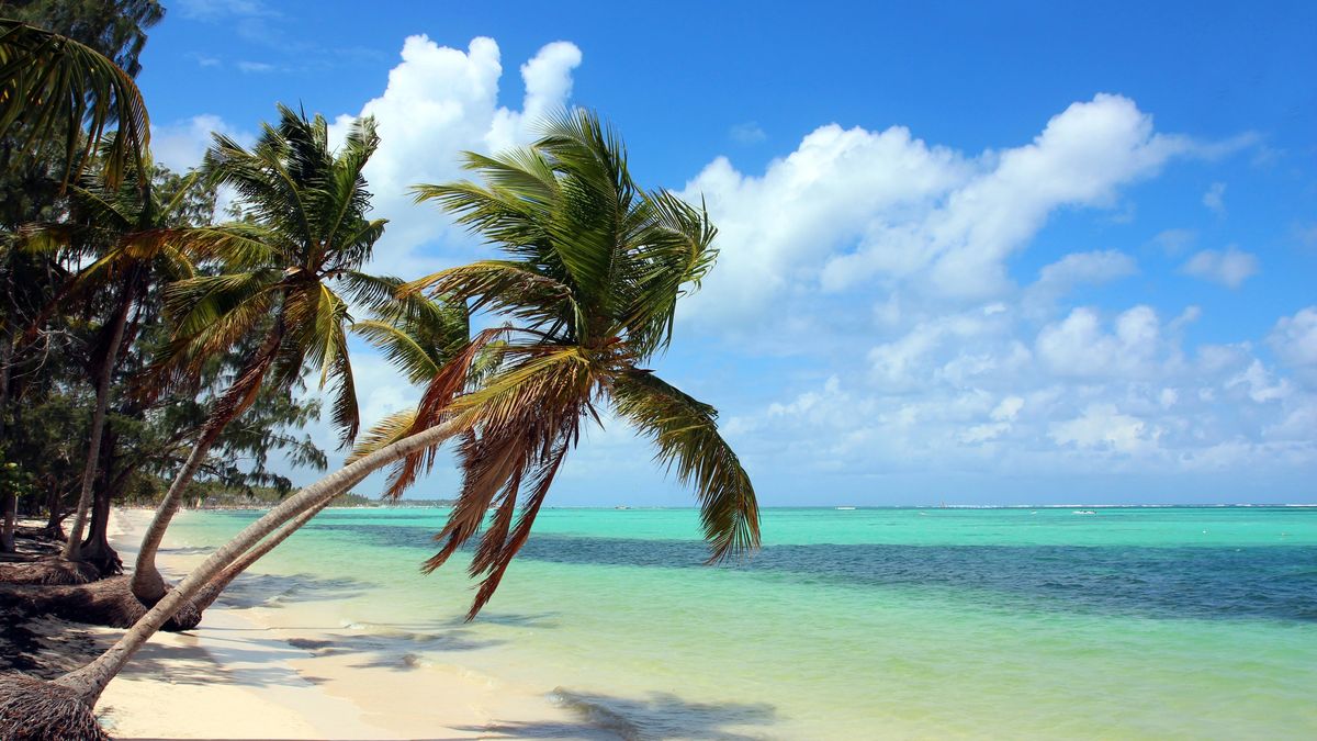 Verano en República Dominicana: vista de Playa Bávaro, una de las playas más encantadoras del país. 