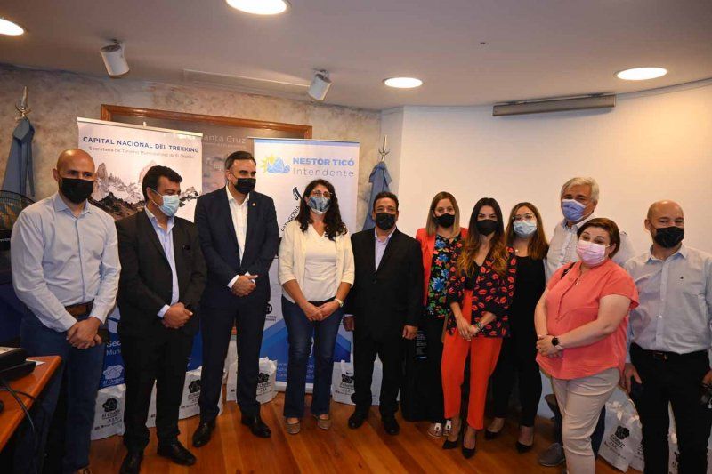 Funcionarios y directivos durante la presentación de El Chaltén.