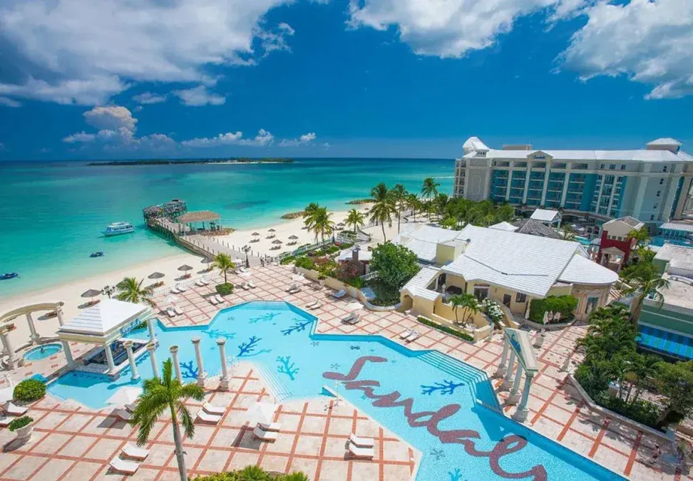 Sandals Royal Bahamian, sólo para adultos y diseñado especialmente para parejas, es el resort más elegante con su propia isla privada en alta mar.